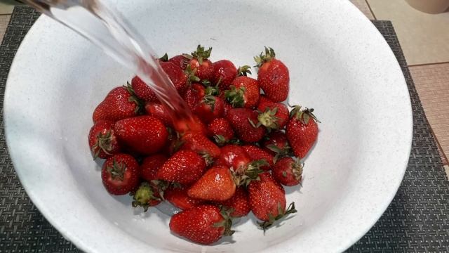 Чтобы не было ГЛИСТОВ, вот как надо мыть КЛУБНИКУ чтобы не попасть в больницу. смотреть онлайн