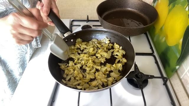 Вкуснейший салат с куриной печенью. Пожарила огурцы в салат. смотреть онлайн