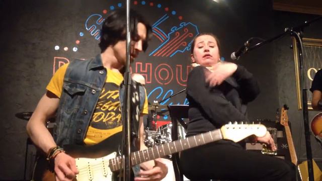 Оксана Кочубей & Михаил Кистанов в Доме у Дороги смотреть онлайн