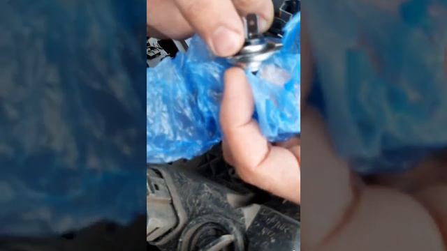 ШКОДА ОКТАВИЯ МЕНЯЕМ С СЫНОМ ЛАМПОЧКИ БЛИЖНЕГО СВЕТА. ОБУЧАЮ СЫНА НОВЫМ НАВЫКАМ. ?? смотреть онлайн