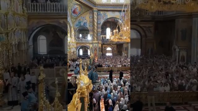 ДО МУРАШЕК! Верую в Почаевской Лавре - поет 5000 людей в храме смотреть онлайн