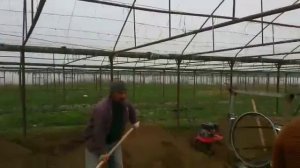 Очистка земли от камней и комков в теплице с помощью самодельного просеивателя