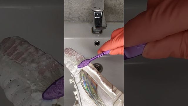 Как почистить БЕЛУЮ подошву ОБУВИ? ЛАЙФХАК смотреть онлайн