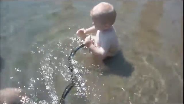 Маленький мальчик играет со змеей The little boy plays with a snake ) смотреть онлайн