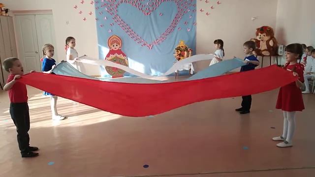 танец с полотнами "Здравствуй,Родина моя!" Подготовительная группа смотреть онлайн