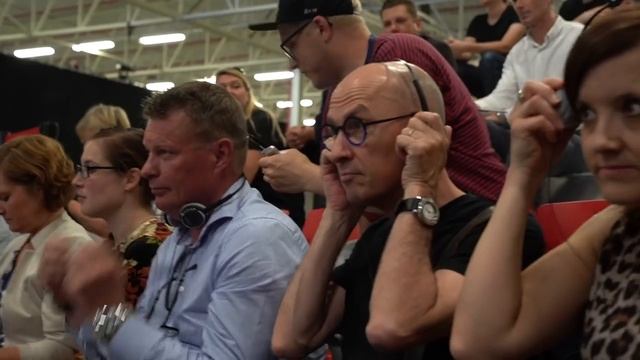 Bekijk de rijdende tribune van Spektakel-muscial 40-45 in actie! смотреть онлайн