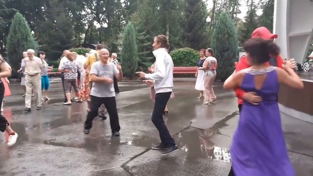 С РОЗОЮ КРАСИВОЮ, НЕ ВСЕГДА ЛЮБОВЬ СЧАСТЛИВАЯ!???/ТАНЦЫ В ПАРКЕ ГОРЬКОГО ХАРЬКОВ АВГУСТ 2021 смотреть онлайн