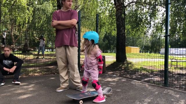 Как научиться кататься на скейте в 3 года/ Вторая тренировка смотреть онлайн