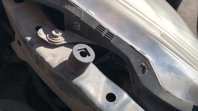 Как поменять лампочку в фаре TOYOTA Prius Alpha (ZVW41) и сэкономить миллион на ремонте! смотреть онлайн