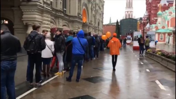 Очередь за айфоном в Москве 2016