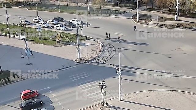 В Каменске-Уральском нетрезвый мужчина разгуливал по проезжей части, преграждая путь автомобилям смотреть онлайн