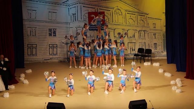 Выступление чирлидеров "Салют" в ДК смотреть онлайн
