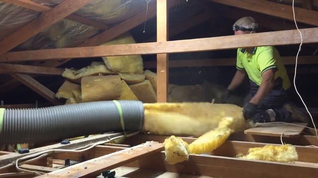 Vacuuming old insulation batts out of roof cavity смотреть онлайн