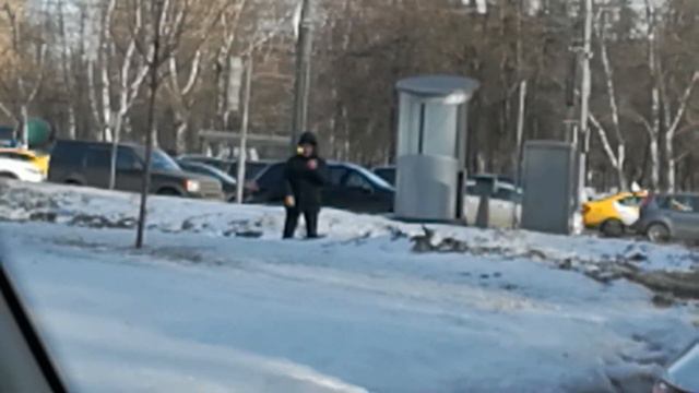 Жонглирует на зимней улице Москвы. Для настроения или хочет заработать? смотреть онлайн