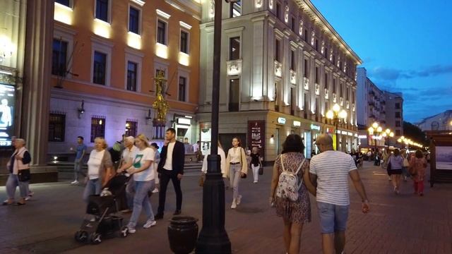 Москва ! Старый Арбат, вечерняя прогулка. Что там можно увидеть , на что посмотреть? #москва #арбат смотреть онлайн