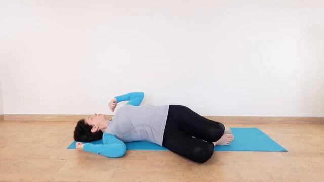 Позвоночник / Из положения на спине на бок/ Урок 2 смотреть онлайн