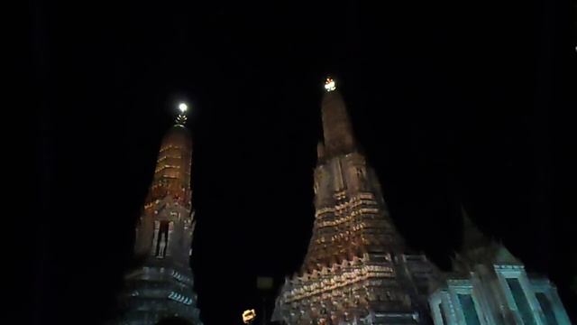 Как меняет цвет Храм Утренней Зари WAT ARUN во время молитв. смотреть онлайн