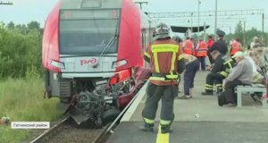В Гатчинском районе начали доставать тела погибших из-под поезда, столкнувшегося с автомобилем