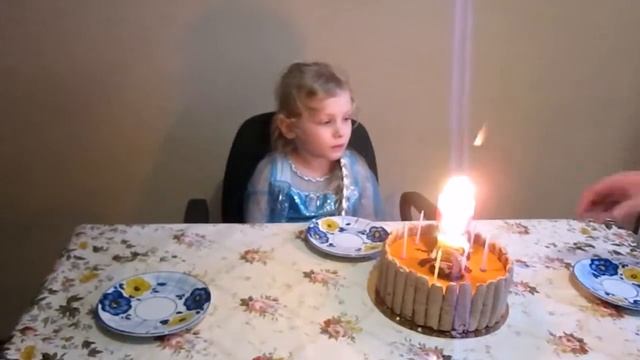 Фаер-шоу на праздничном торте. Мама получила ожог. Задуваем свечи. (Fire show) смотреть онлайн