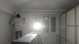 Покраска потолка краскопультом