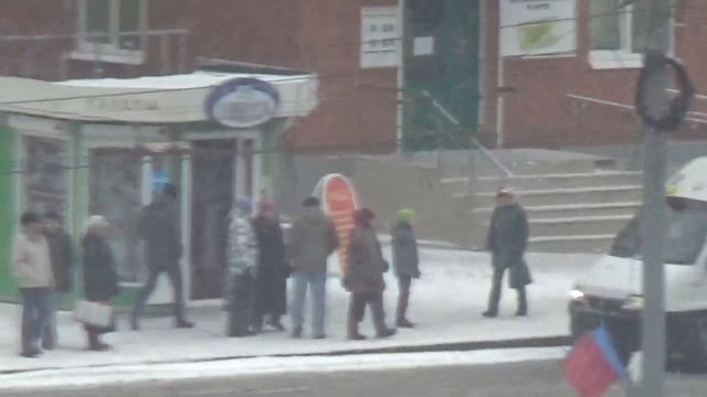 В один момент приходит троллейбус и всех забирает... в неизвестность... смотреть онлайн
