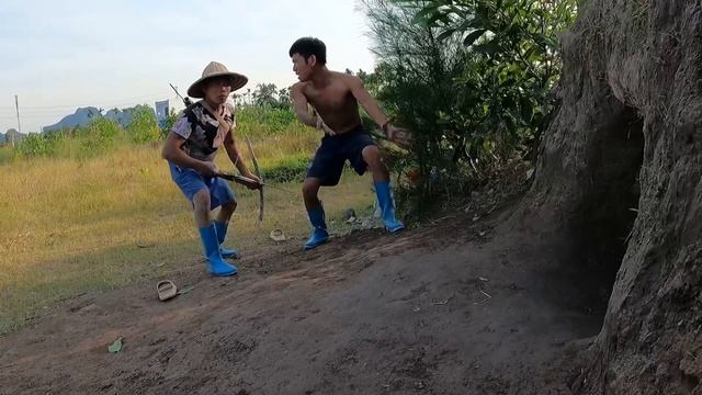 Terrified, Giant Python swallowed the Chicken and attacked the Poor Girl | Hunter Survival TV смотреть онлайн