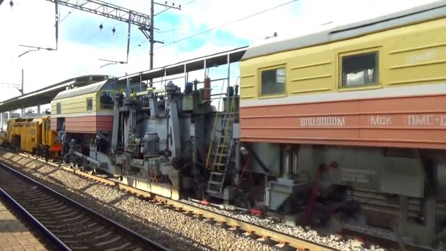 Тепловоз ЧМЭ3-2294 с хозяйственной путевой техникой ВПО-3000 и ВПР-02М смотреть онлайн