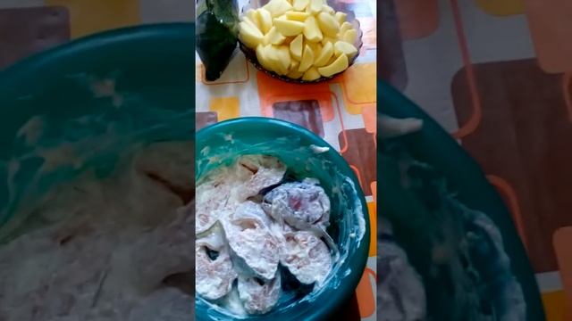 Форель в духовке с картофелем. смотреть онлайн