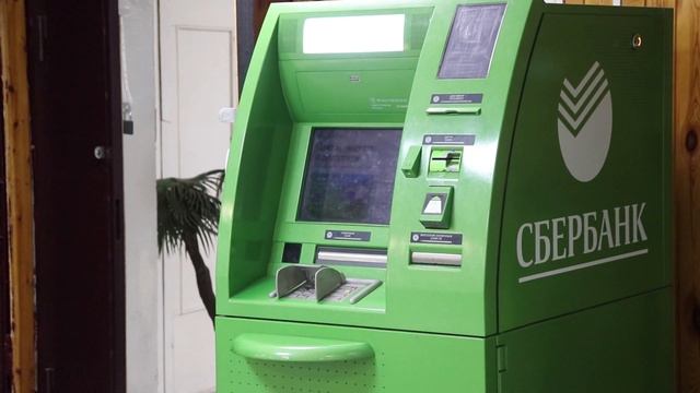 По решению Сбербанка в разных торговых точках города начали убирать банкоматы.