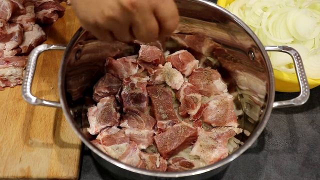 Шашлык из свиной шеи на мангале | Рецепт Покулинарим #3 смотреть онлайн