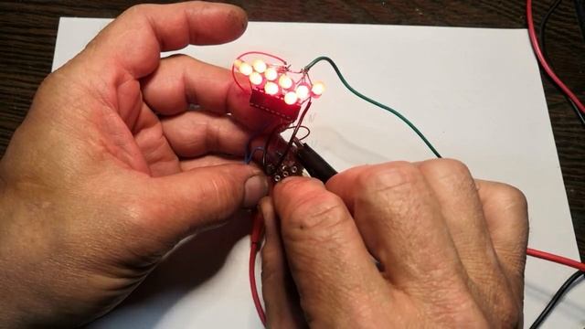 Бегущий огонь, вольтметр, цветомузыка и индикатор сигнала на микросхеме LM3915n. смотреть онлайн