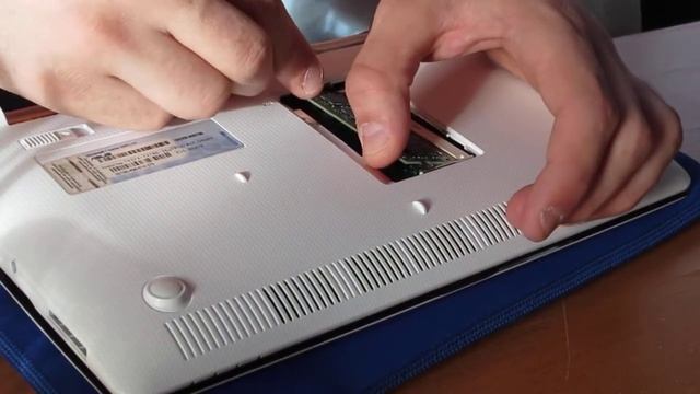 Performing a RAM upgrade on a ASUS Eee PC 1015PN netbook смотреть онлайн