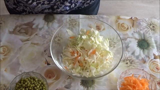 Салат из капусты, моркови и горошка. Минимальный и простой набор продуктов для салата. смотреть онлайн