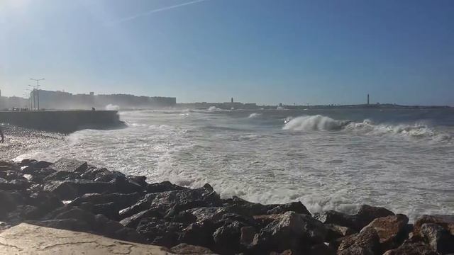 Волны бьются о набережную в Касабланке (Марокко) смотреть онлайн