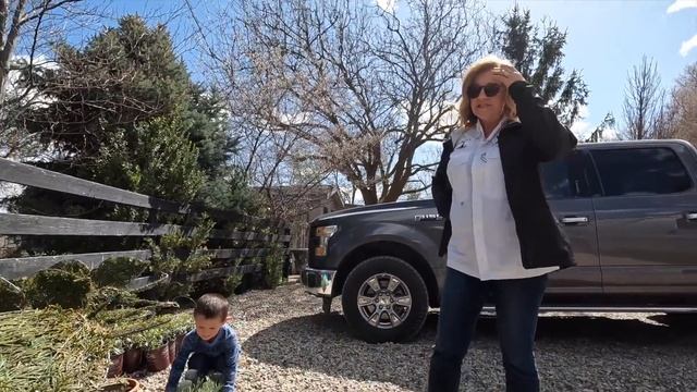 Helping My Mom Plant a Butterfly Garden! ???// Garden Answer смотреть онлайн