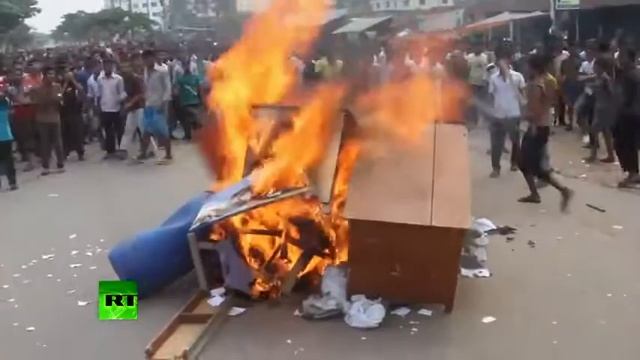 В Бангладеш рабочие поджигают швейные фабрики смотреть онлайн