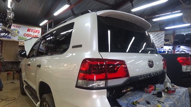 Доработки Toyota Land Cruiser 200 Executive Lounge: Антихром/Свет/Активное зеркало заднего вида смотреть онлайн