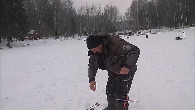 Кто-то ловит на актив, ну а кто-то на пассивные снасти. Клёвое место, Лосиный остров, нижний водоём смотреть онлайн