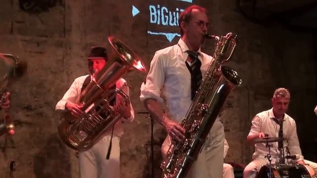 "Bongo Beep" par BiGuiZi la New Fanfare смотреть онлайн