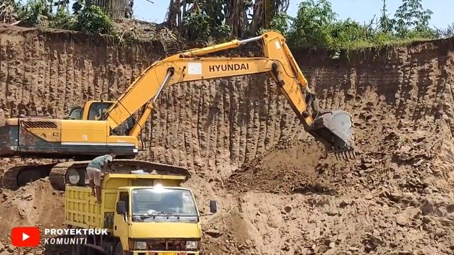 Excavator Besar Hyundai 330LC-35 Mengisi Muatan Ke Dump Truk Eps 053