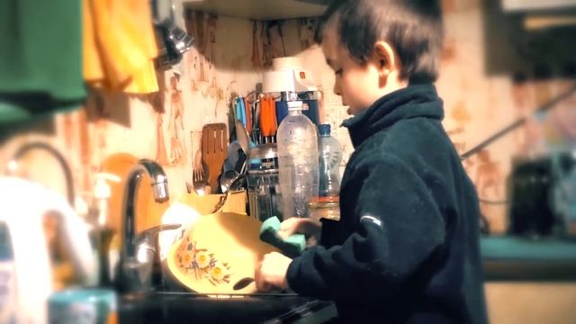 Ребенок сам моет посуду