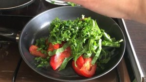 Омлет со шпинатом и помидорами / Spinach & tomato omelette #Готовимдома, #Омлетсошпинатом,#omelette