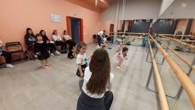 Открытый урок по ритмике, группа “Baby dance”. возраст:3-4 года. смотреть онлайн