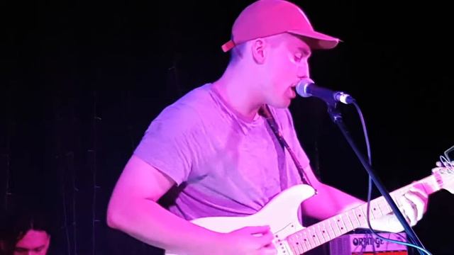 Sam Fender Play God смотреть онлайн