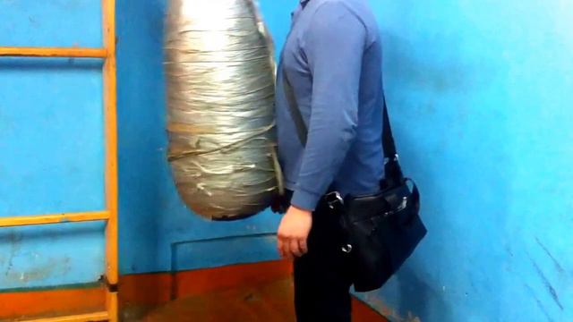 Парень бьет грушу смотреть онлайн