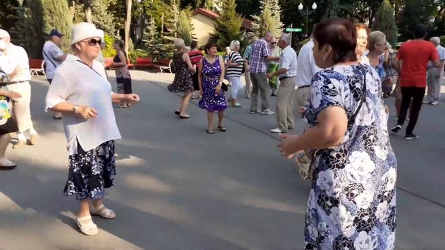 ХОРОШО, ВСЁ БУДЕТ ХОРОШО!👍😉/ТАНЦЫ В ПАРКЕ ГОРЬКОГО ХАРЬКОВ ИЮЛЬ 2021 смотреть онлайн