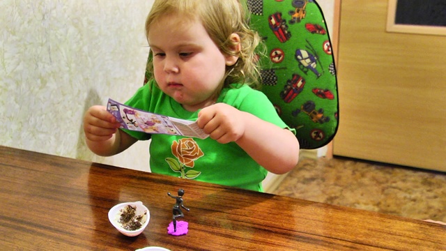 Открываем Киндер сюрприз смотреть онлайн