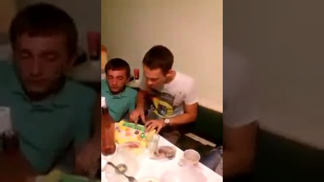 Друг круто играет на детском пианино смотреть онлайн