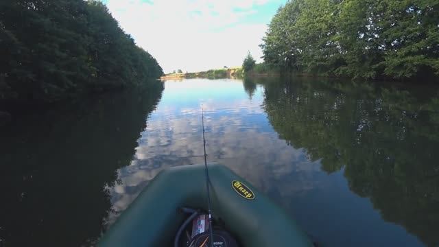 На лодке в ЛИВЕНЬ. Промок до нитки. Клюет щука и окунь.
