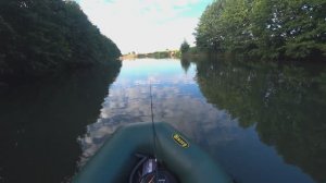 На лодке в ЛИВЕНЬ. Промок до нитки. Клюет щука и окунь.